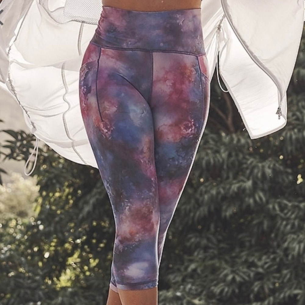 Athleta Salutation Stash II Supernova Tie Dye Capri Leggings Size Medium